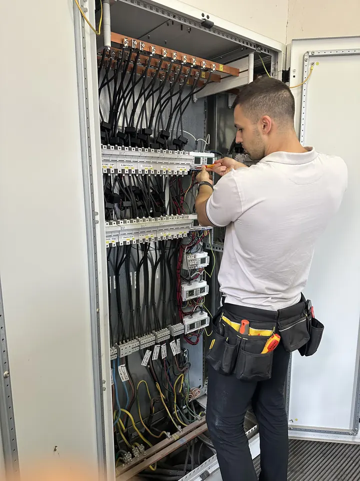 Technik zapája meranie v otvorenom rozvádzači