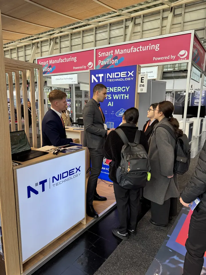 Stánok Nidex Technology na veľtrhu, rozhovory s návštevníkmi