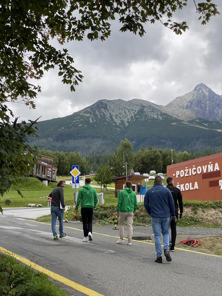 Skupina kráča po ceste v horskom prostredí
